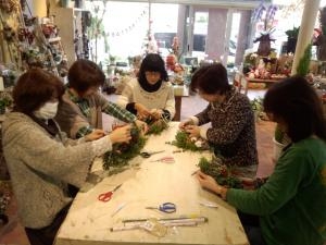 クリスマスのリース作り｜「花のひより園」　（愛知県愛西市の花キューピット加盟店 花屋）のブログ